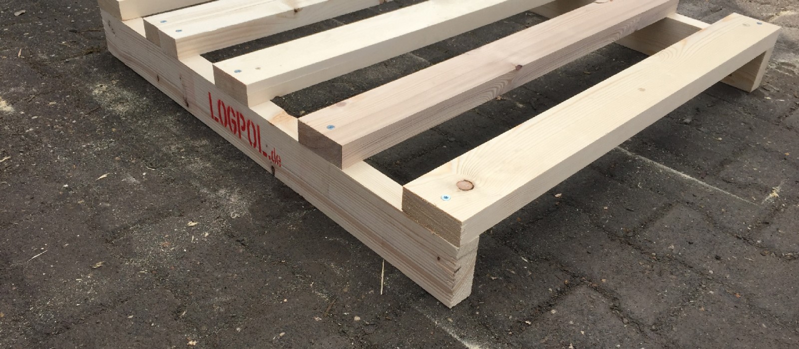 Holzpalette-mit-5-bündigen-Deck–und-zwei-Bodenbrettern