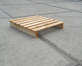 Holzpalette-mit-7-Deckbrettern-und-2-Bodenkufen