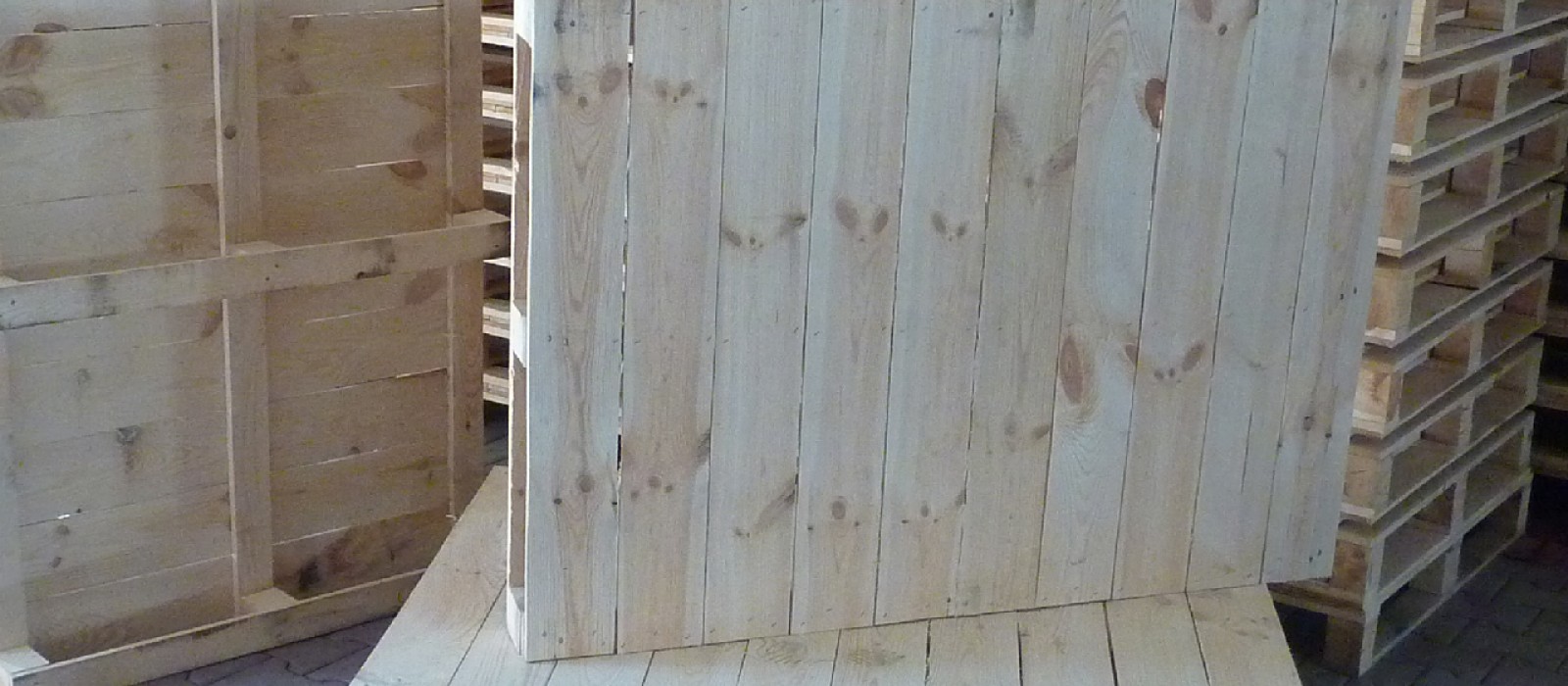Holzpalette-1400×700-mm-für-Großpapierformate
