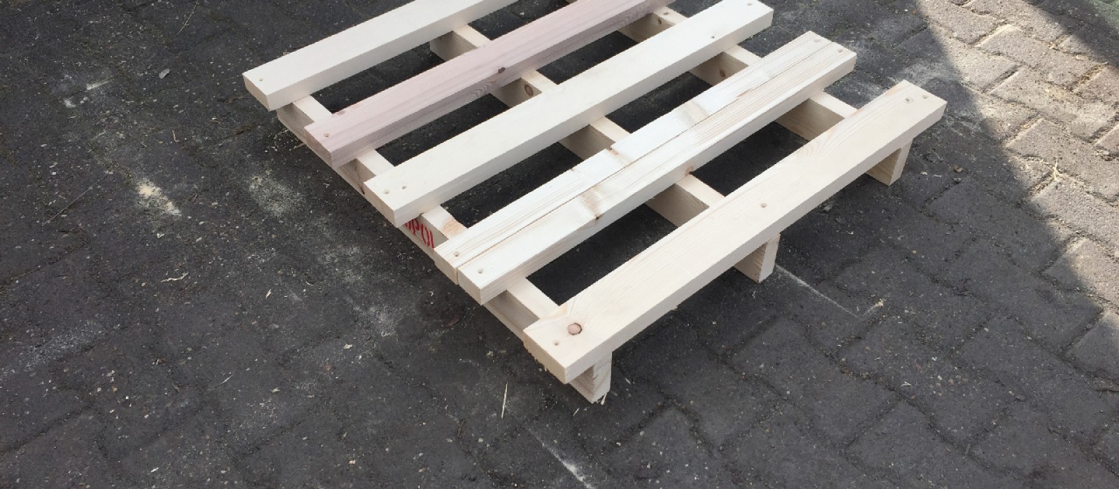 Holzpalette-mit-2-eingerückten-Bodenkufen-und-5–Deckbrettern