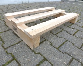 Holzpalette-mit-drei-Deckbrettern