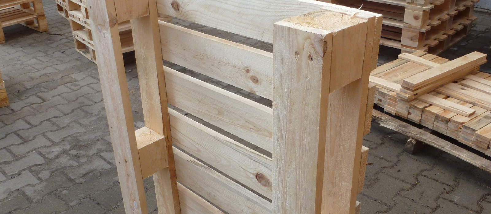 Holzpalette-560×760-mit-8-Deckbrettern